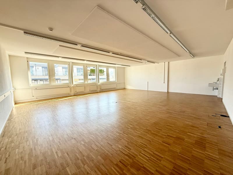 Grosszügige Gewerbe-/Bürofläche an zentraler Lage in Pfäffikon SZ (5)