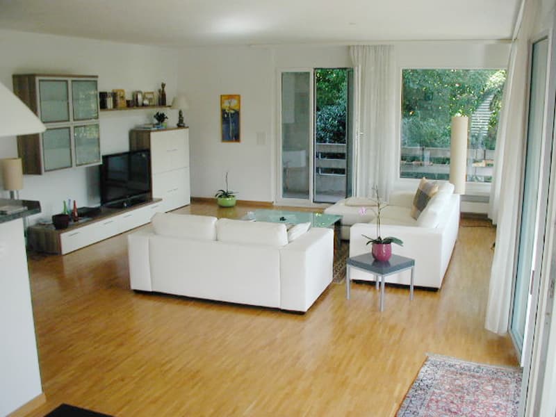 Charmante 4.5-Zimmerwohnung mit grossem Balkon an idyllischer Lage (4)