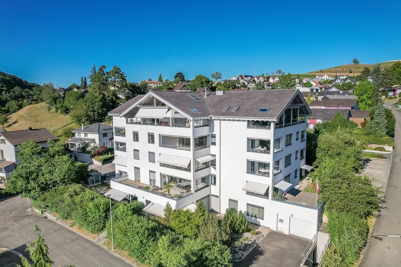 Modernes Wohnen in Niederdorf: Geräumige 7.5-Zimmerwohnung mit Balkon und Garage (14)