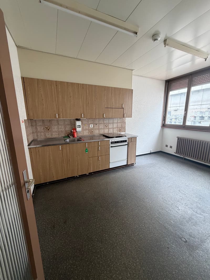 Büroraum zur Miete in Muttenz inkl. Küche! (3)