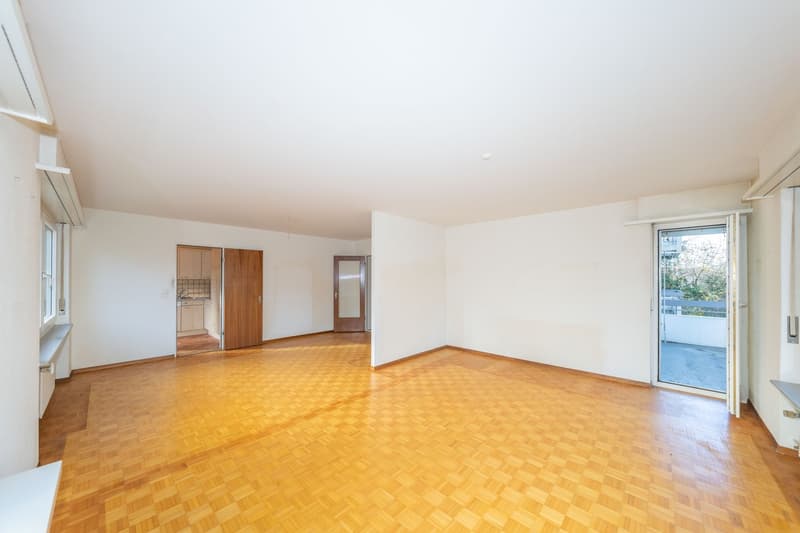 Charming 3.5-room apartment with balcony and underground parking space in Binningen (1)
