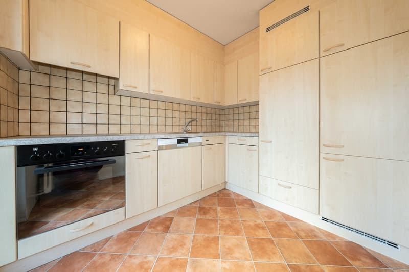 Charming 3.5-room apartment with balcony and underground parking space in Binningen (11)
