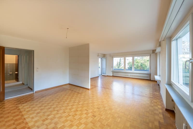 Charming 3.5-room apartment with balcony and underground parking space in Binningen (3)