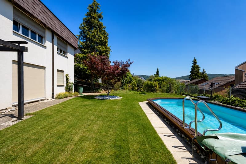 Casa familiare affascinante di 4,5 locali con piscina e stanza da lavoro come anche box auto a Frenkendorf (2)