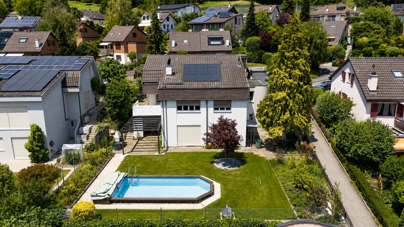 Casa familiare affascinante di 4,5 locali con piscina e stanza da lavoro come anche box auto a Frenkendorf (1)