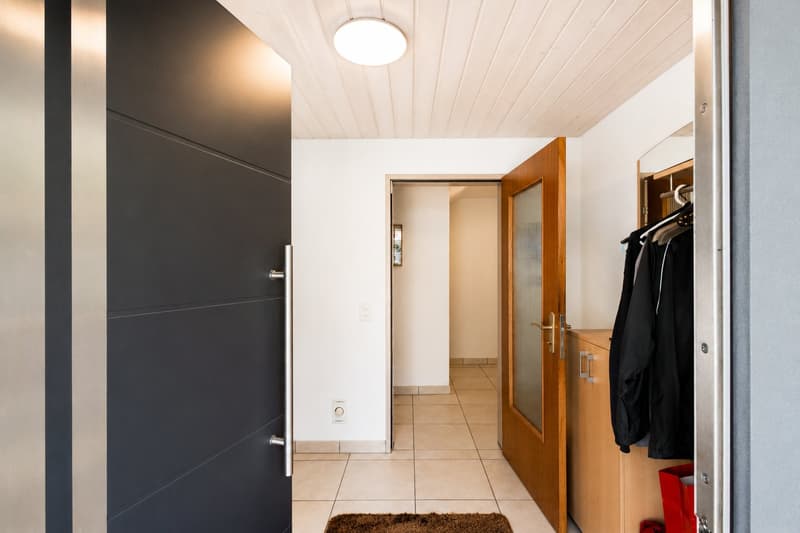 Casa familiare affascinante di 4,5 locali con piscina e stanza da lavoro come anche box auto a Frenkendorf (6)