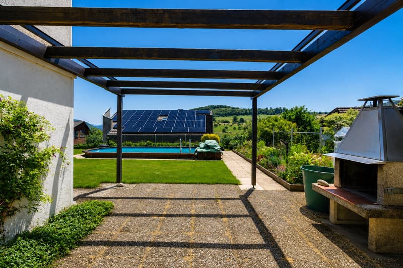Casa familiare affascinante di 4,5 locali con piscina e stanza da lavoro come anche box auto a Frenkendorf (3)