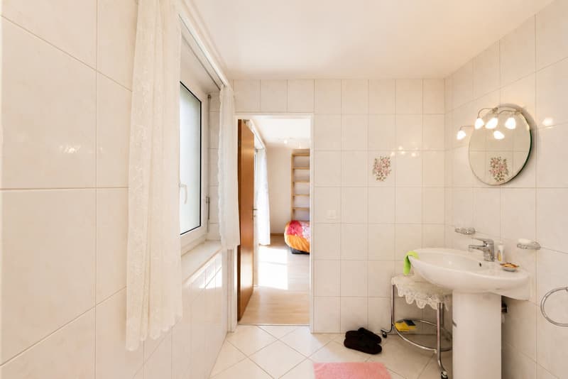 Casa familiare affascinante di 4,5 locali con piscina e stanza da lavoro come anche box auto a Frenkendorf (23)