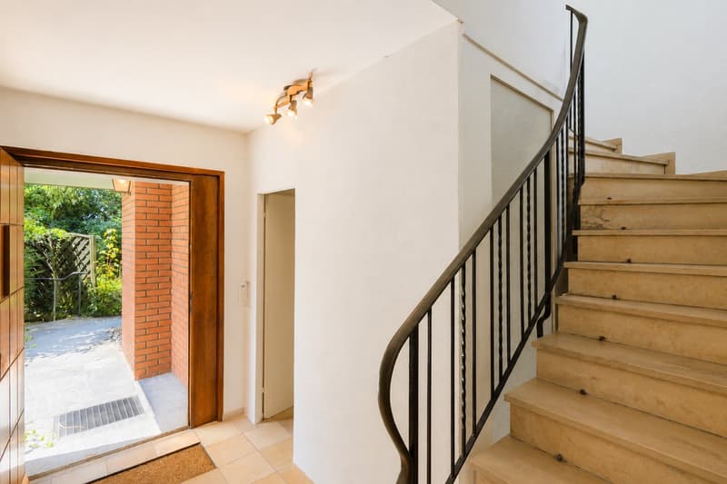 5-room house with garden and versatile potential in a sought-after location in Binningen (4)