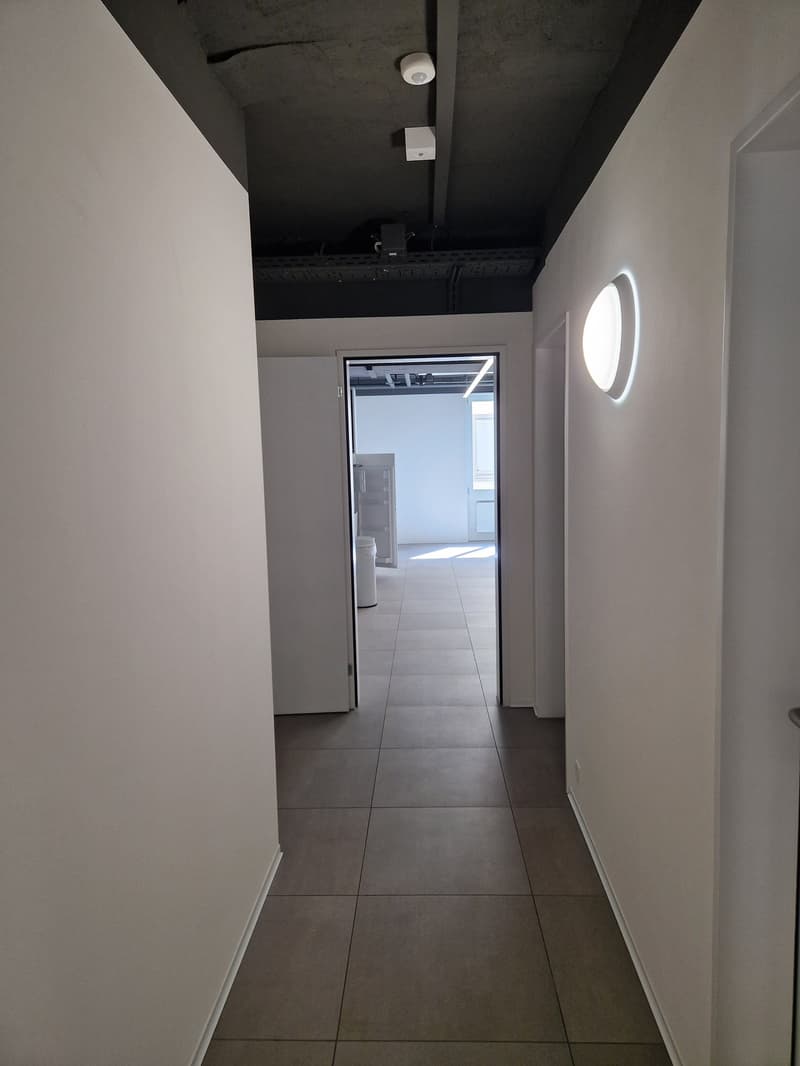 Attraktive Bürofläche mit Balkon nahe Zürichsee zu vermieten (5)