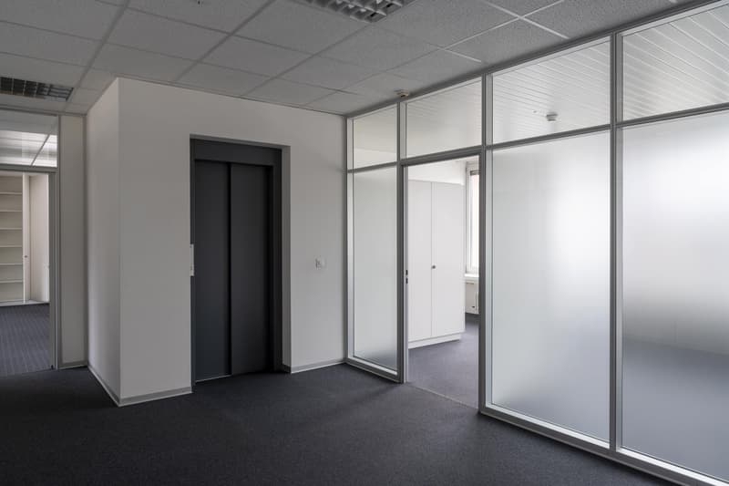 Showroom with office space at Koblenz train station (3)