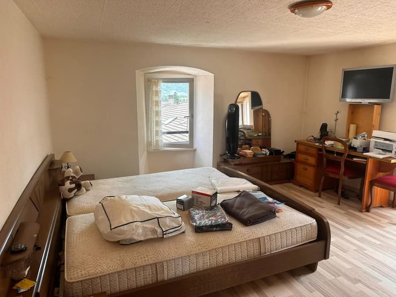 Spacious 2.5-room apartment of approximately 100 m² to renovate in Vétroz (9)