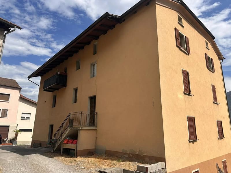 Spacious 2.5-room apartment of approximately 100 m² to renovate in Vétroz (2)