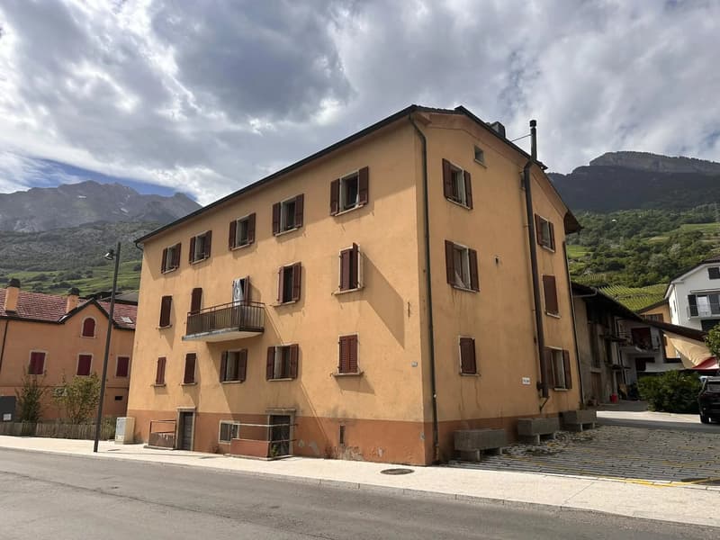 Spacious 2.5-room apartment of approximately 100 m² to renovate in Vétroz (1)