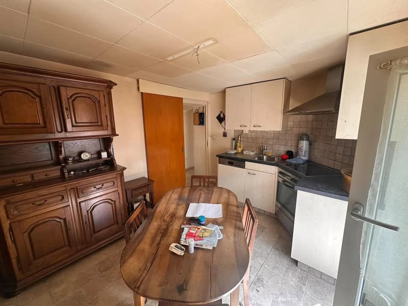 Spacious 2.5-room apartment of approximately 100 m² to renovate in Vétroz (7)