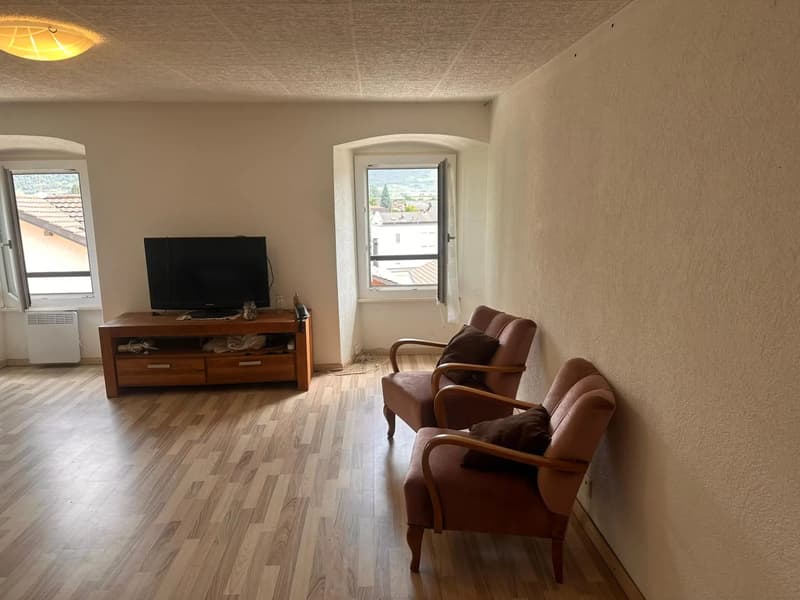 Spacious 2.5-room apartment of approximately 100 m² to renovate in Vétroz (5)