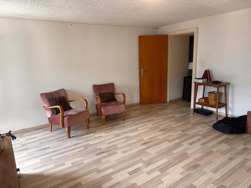 Spacious 2.5-room apartment of approximately 100 m² to renovate in Vétroz (4)