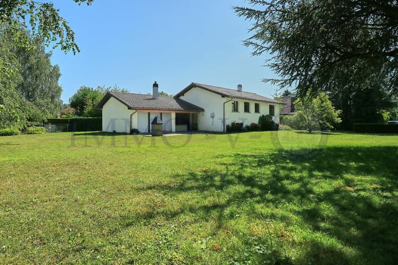 Spacious Villa with Large Idyllic Garden (1)