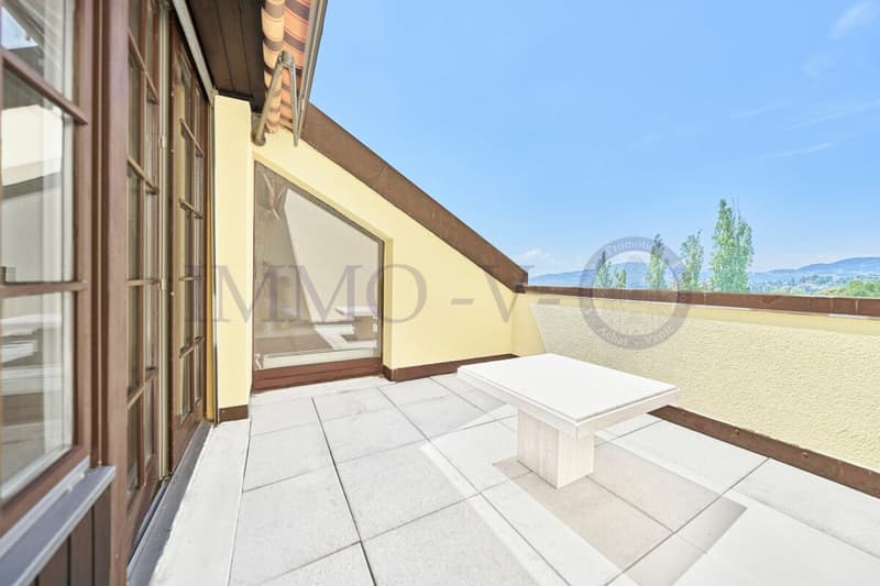 Geräumiges renoviertes Dachgeschoss mit Charme und Balkon-Terrasse mit Seeblick (4)