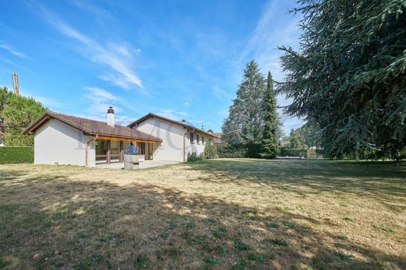 Spacious Villa with Large Idyllic Garden (2)