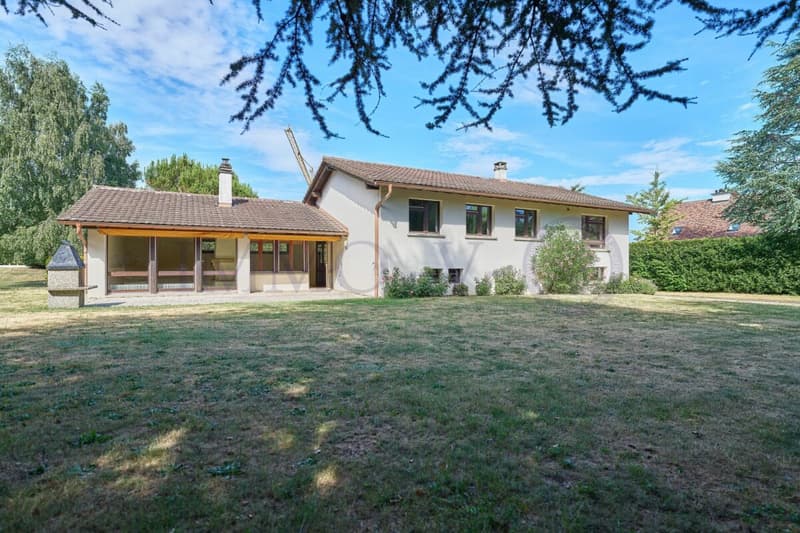 Spacious Villa with Large Idyllic Garden (1)