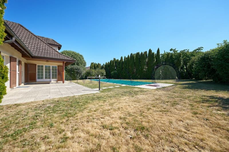 Spacious villa with high standard, large garden and swimming pool (2)