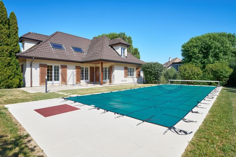 SPACIEUSE VILLA DE STANDING AVEC GRANDE JARDIN ET PISCINE (1)
