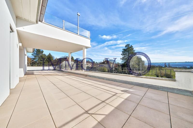 SPACIEUX ET LUMINEUX AVEC GRAND BALCON-TERRASSE DE 60M2 ET VUE LAC (1)