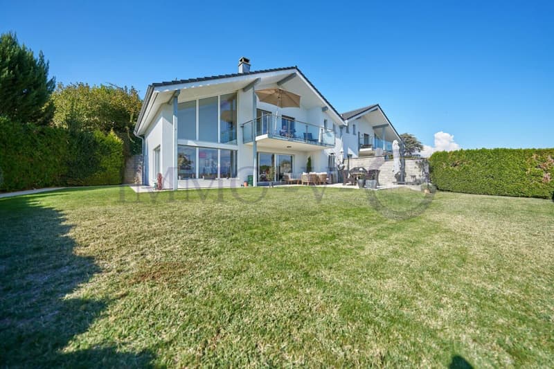 DE STANDING AVEC GRAND JARDIN ET VUE LAC (1)