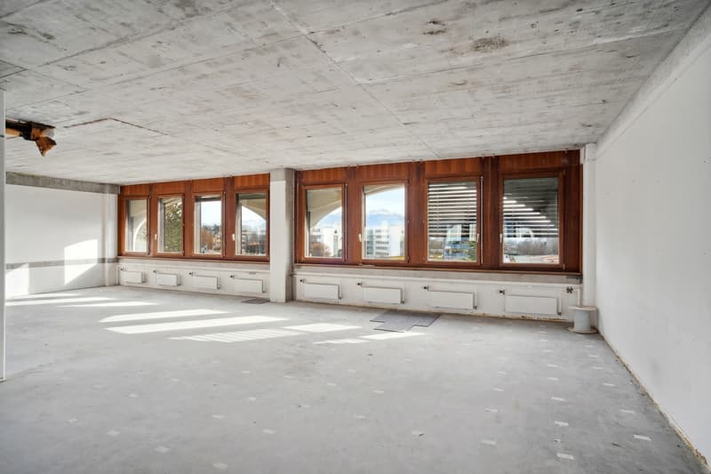 Surface of 140m2 with loading dock for rent! (2)