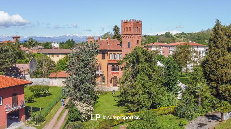 NEU: Schloss zu verkaufen auf nur 20km vom Lago Maggiore (2)