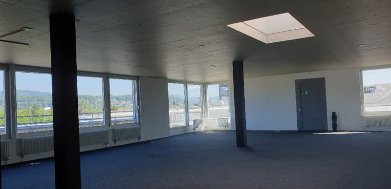 Spazio commerciale luminoso con terrazza tutto intorno (2)