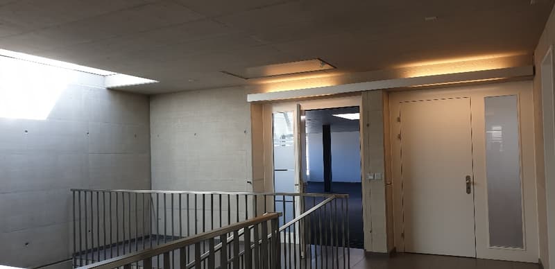 Spazio commerciale luminoso con terrazza tutto intorno (3)