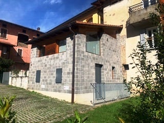 2 story house, brick walls, garage