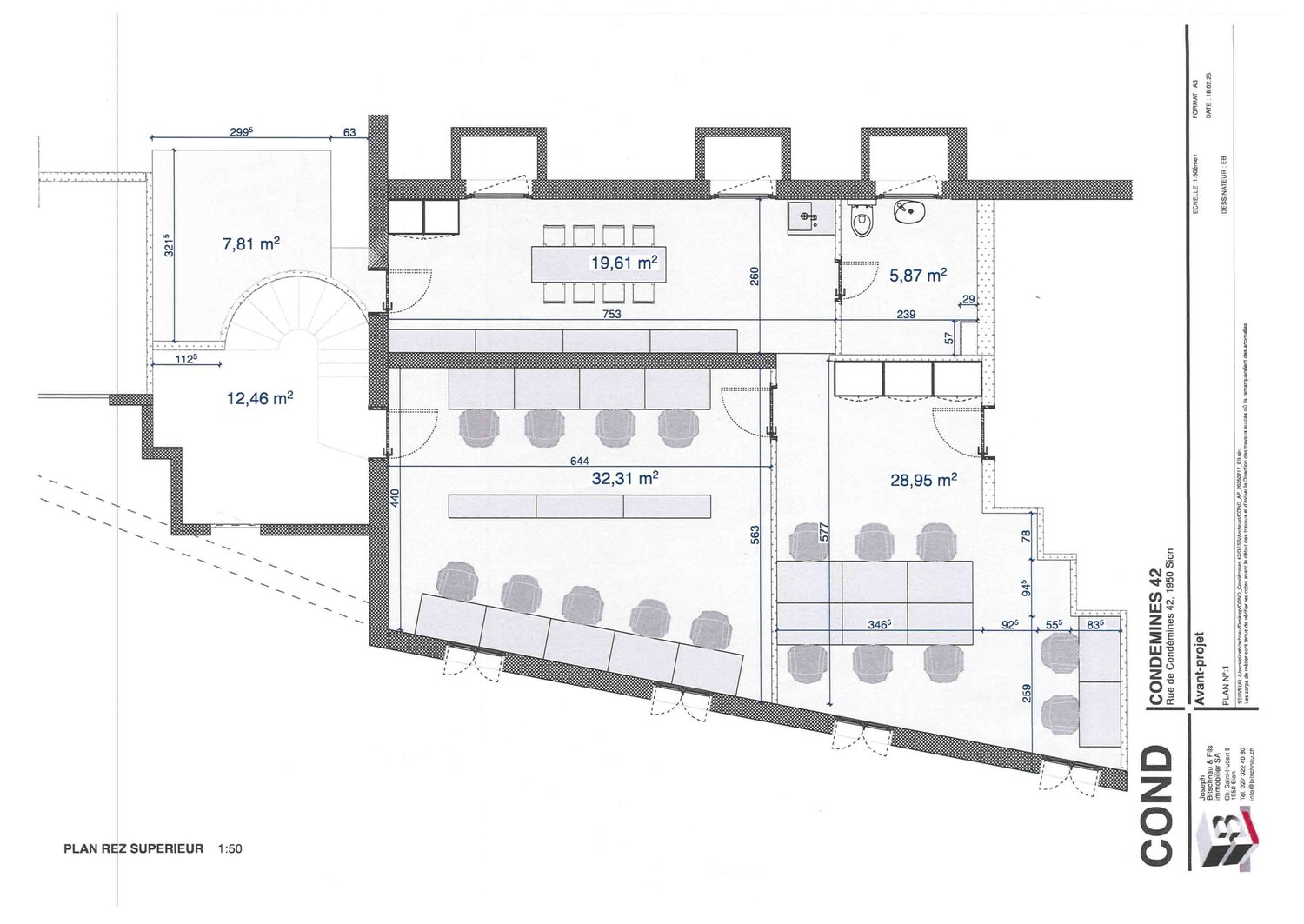 The image shows a floor plan of a building. It includes a living room (7.81 m²), a dining room (19.61 m²), a kitchen (5.87 m²), and a bathroom (5.29 m²). The building also has a staircase.
