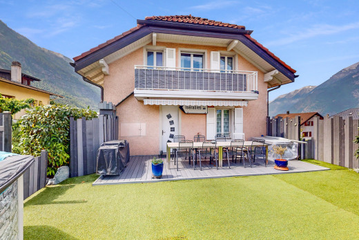 Detached house, 3 story, balcony, garden, dining table and chairs