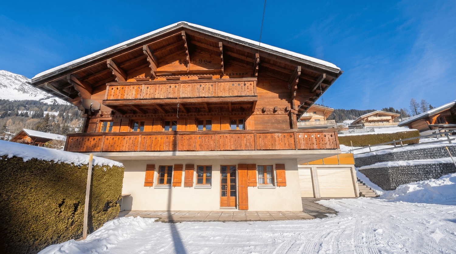 wooden chalet, 2 floors, balcony, garage, snow on the ground