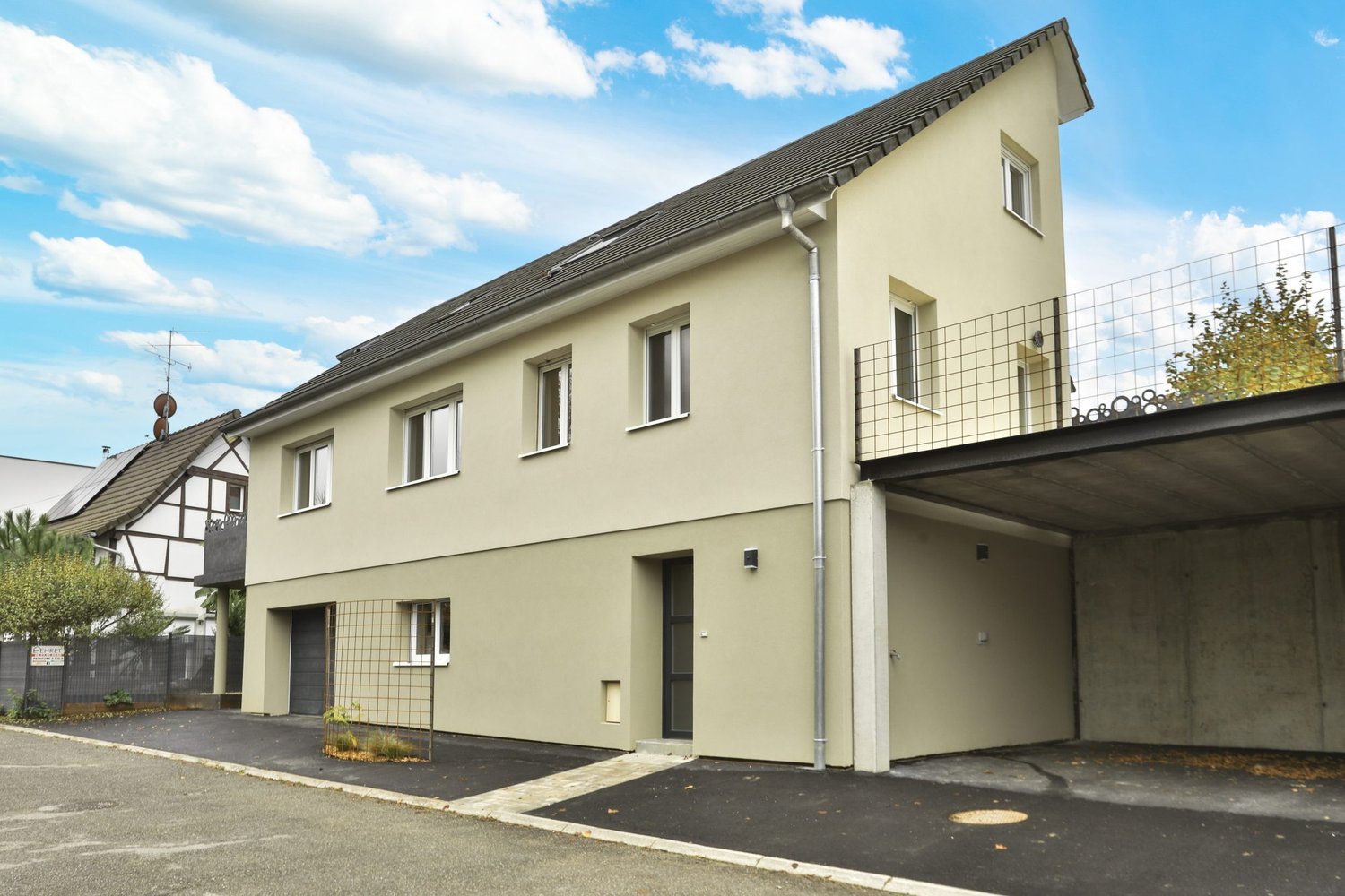 2-story house, beige facade, 6 windows, garage, entrance with steel gate