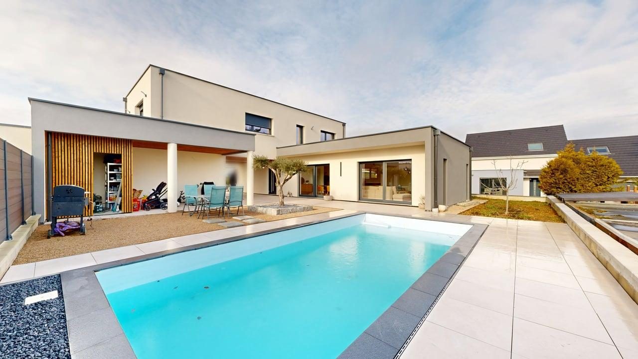 Modern house, swimming pool, patio, patio table and chairs, white walls, glass doors