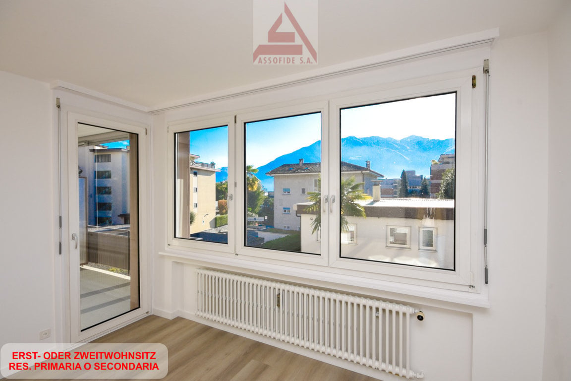 Empty room, large windows, mountain view, white wall, wooden floor