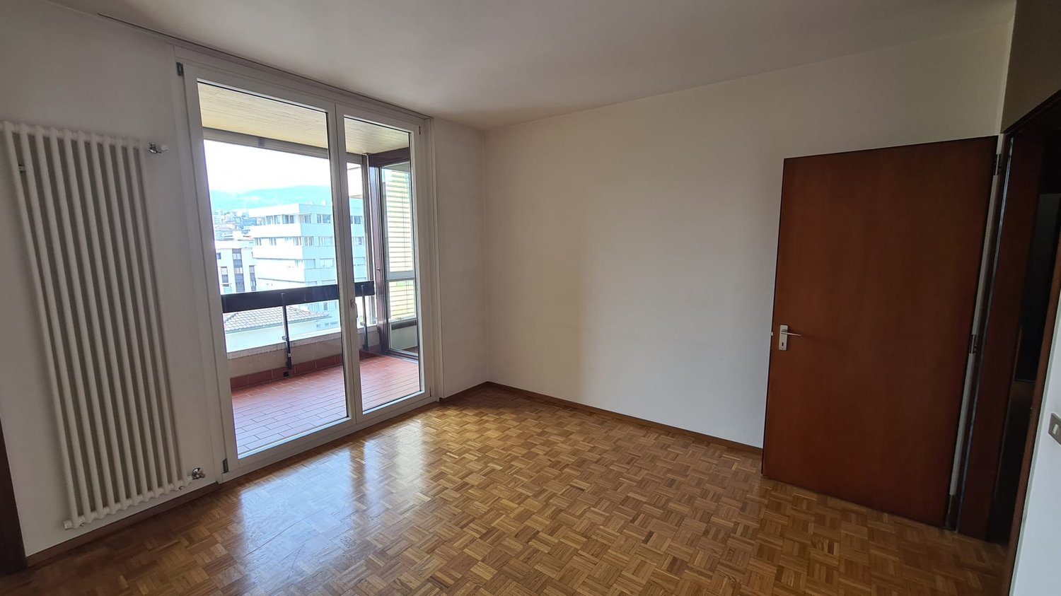 Hardwood floors, sliding doors to balcony, radiator