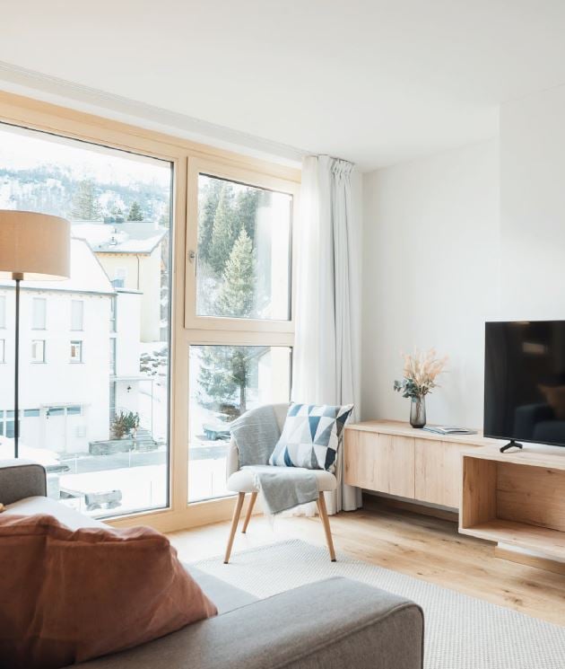 modern design, floor-to-ceiling windows, wooden floor, comfortable seating, neutral color palette, decorative vase, TV