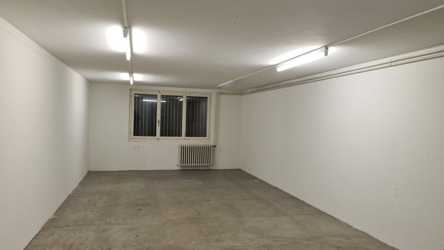 empty room, white walls, white ceiling, radiator, window, grey floor