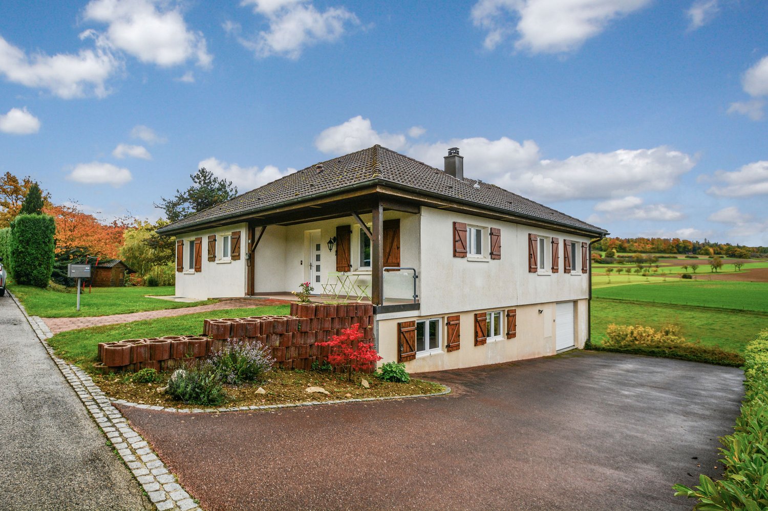 Detached house, 4 windows, brown roof, balcony, garage, paved driveway, garden, parking place, panoramic view