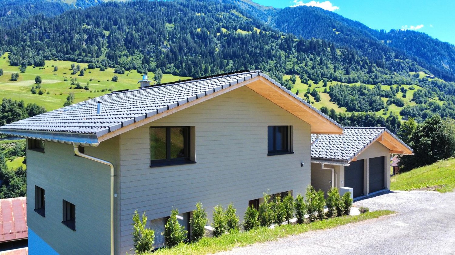 Detached house, two storeys, driveway with parking, garage, valley and mountain view