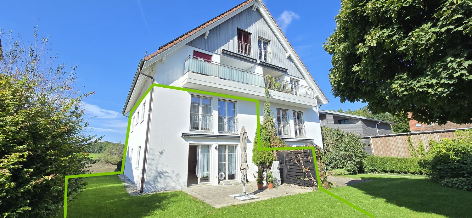 Detached house, two stories, white walls, tiled roof, large windows, several balconies