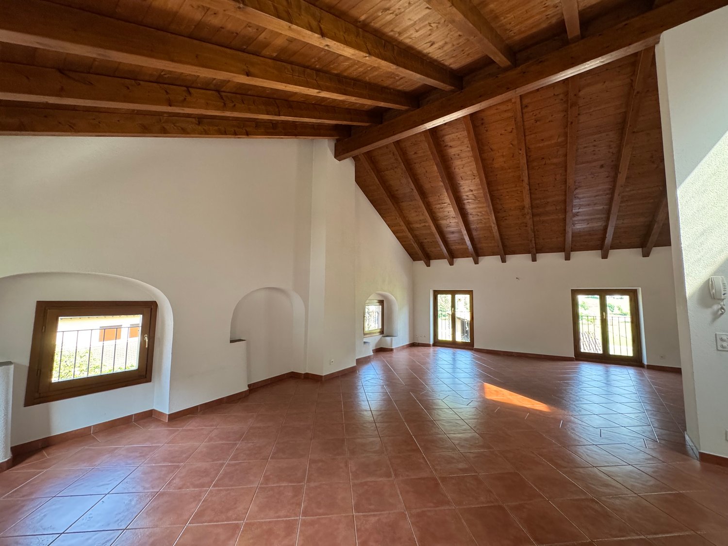 empty room, wooden ceiling, arched niches, windows, tiled floor