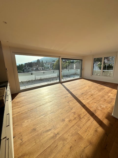 Hardwood floors, sliding glass doors, large windows, bright room, outdoor balcony, mountain view
