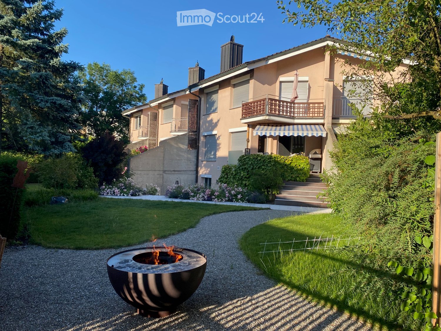 2 story house, balcony, fire pit in the garden, well-kept garden