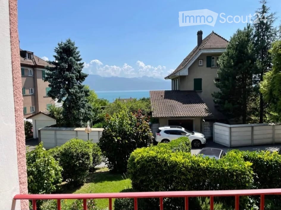 detached house with garden and view, located in the suburbs, next to the sea, garage, car parked in the driveway